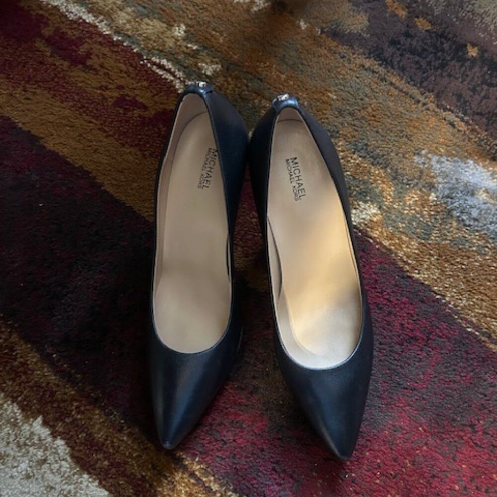 MICHAEL Michael Kors Black pointed toe pumps, size 10M